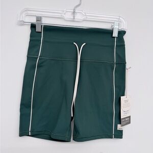 [NWT] Vuori daily piped short 5” Viridian Sz S